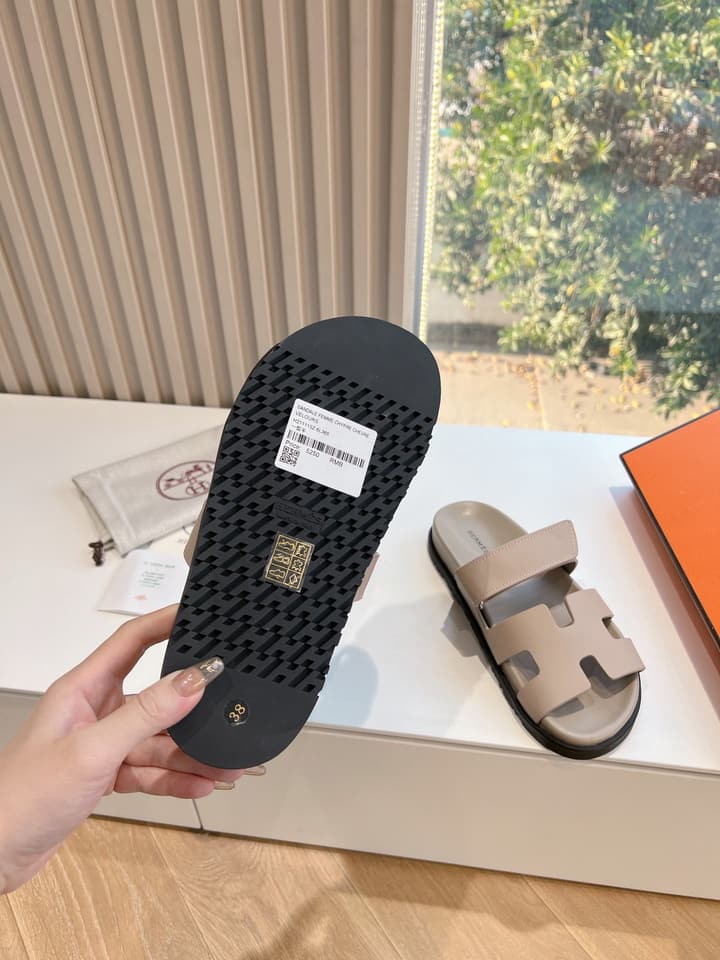 Hermès Pig Nose Thong Sandals – 2024 Spring/Summer Collection in Black