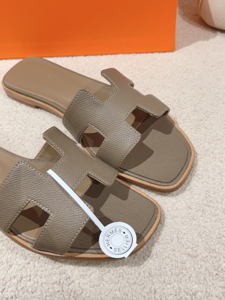 Hermès Oasis H Flat Sandals in Taupe Strap