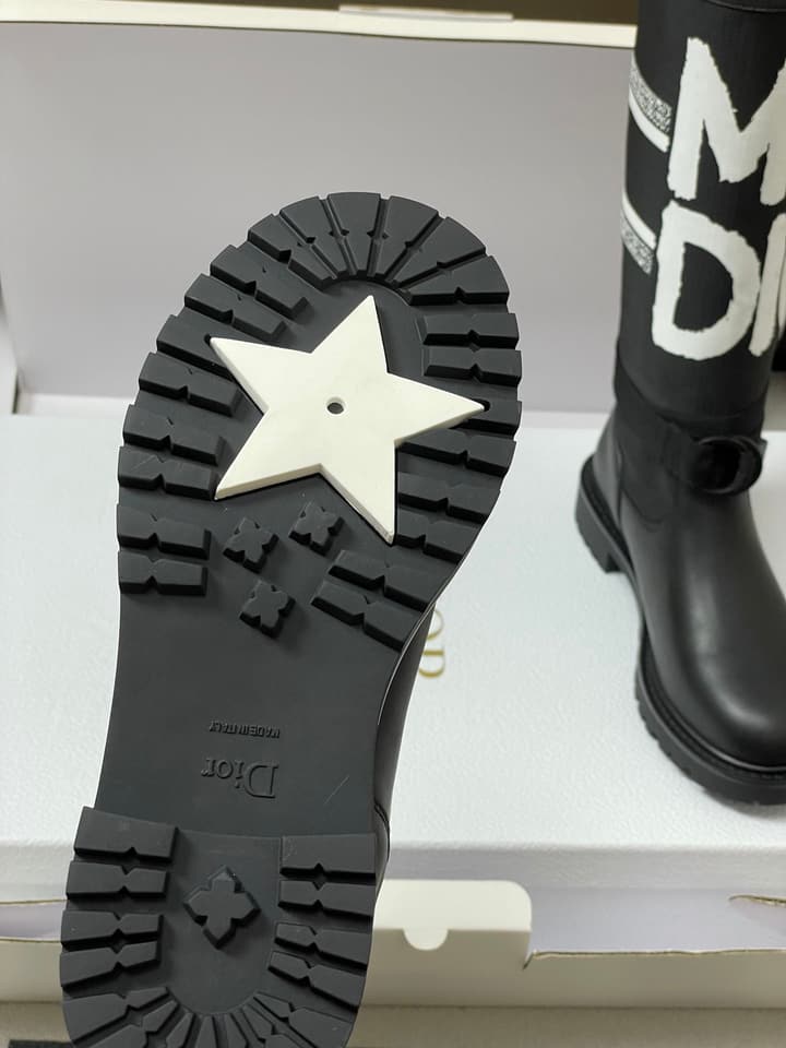 Dior D-Major Graffiti Mid-Tube Combat Boots – Autumn/Winter Collection in Black With White Graffiti