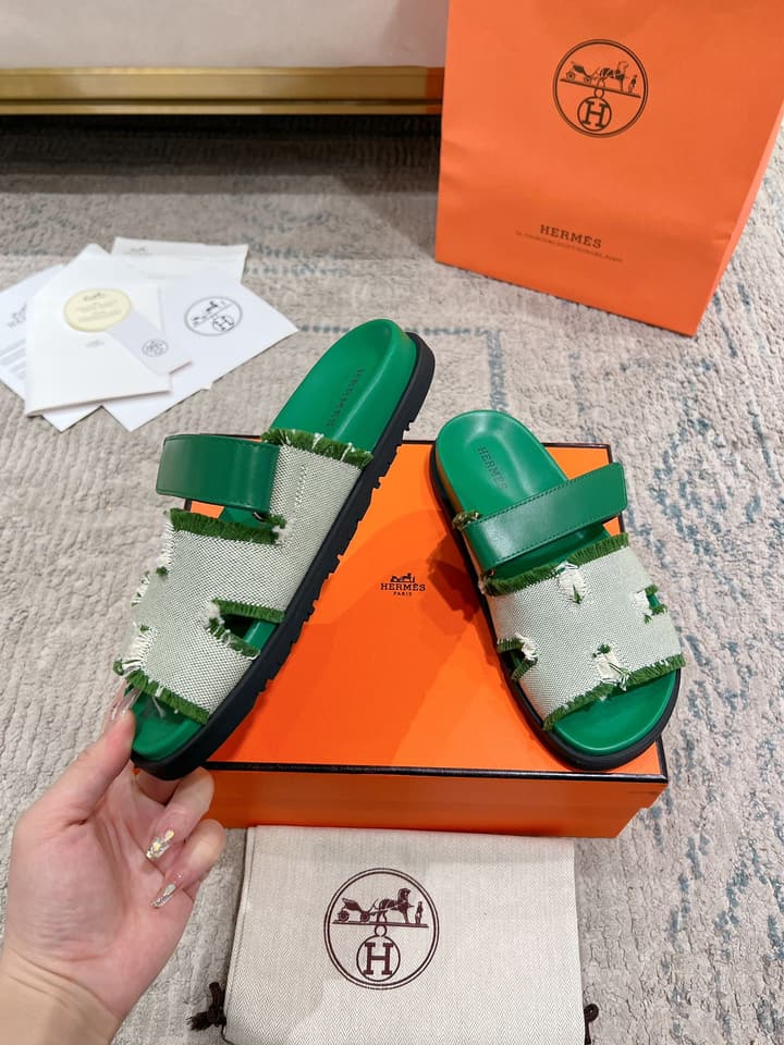 Hermès Chypre Leather Slides – 2023SS in Emerald Green & Textured Beige