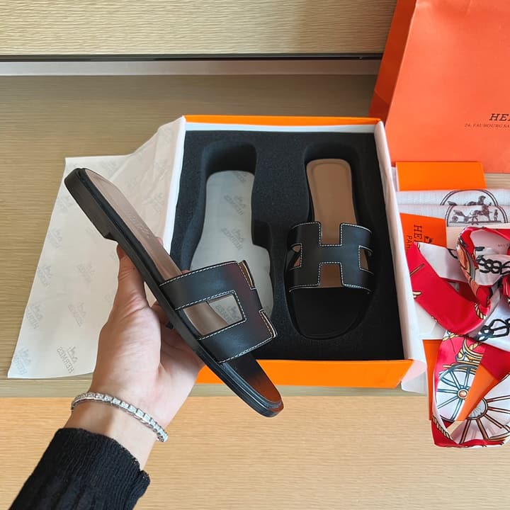 Hermès Handmade Leather Sandals – 2023 Spring Collection in Navy Blue Leather