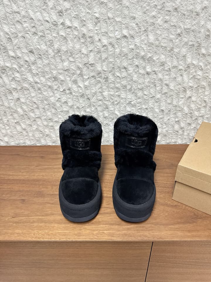 UGG Closed-Toe Fur-Lined Slippers – Autumn/Winter Collection in Black