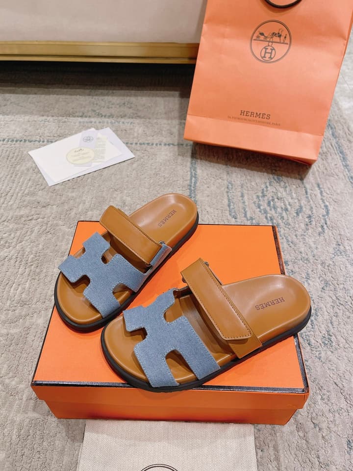 Hermès Chypre Leather Slides – 2023SS in Emerald Green & Textured Beige