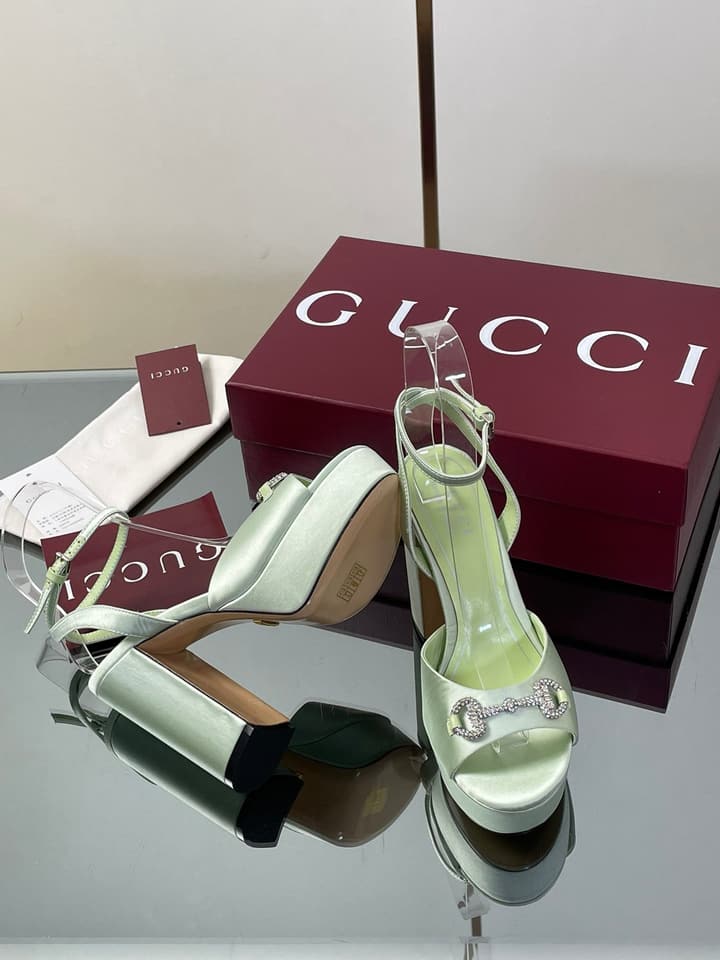 Gucci Platform Rhinestone Horsebit Sandals – Spring/Summer Collection – 2025 in Black Patent