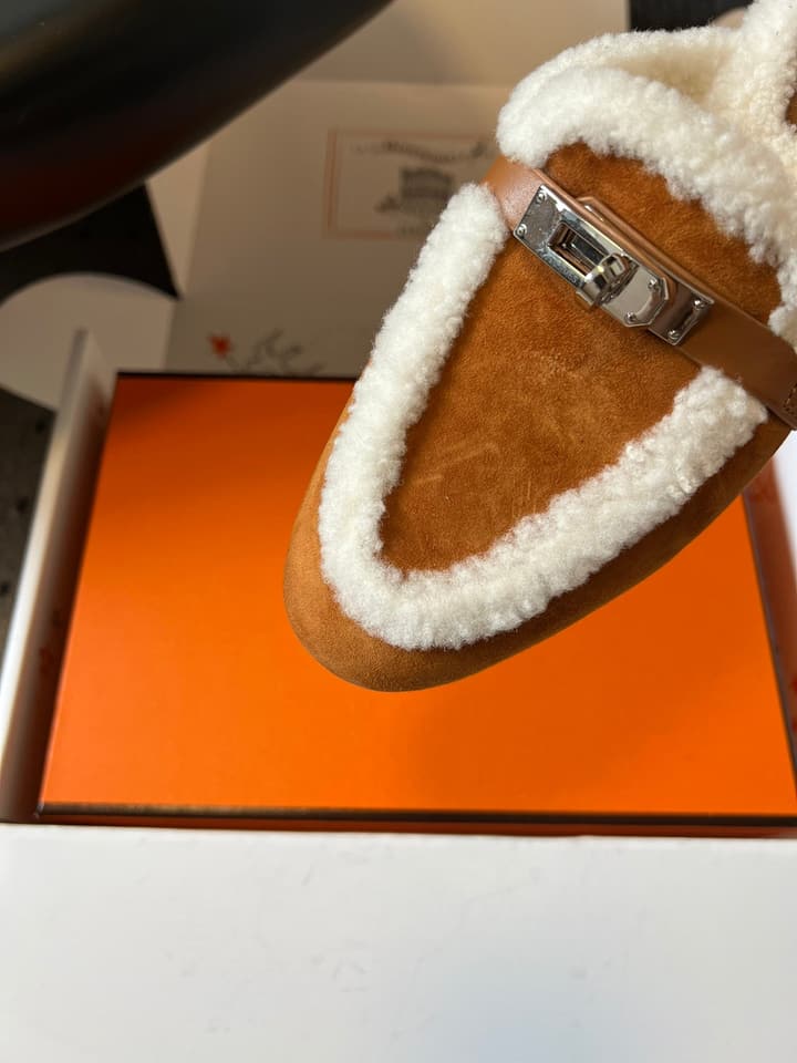 Hermès Leather Mules – 25FW in Black With White Fur