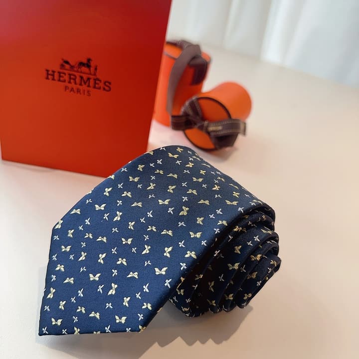 Hermès Animal Series Men's Silk Tie in Blue With Pink Pattern