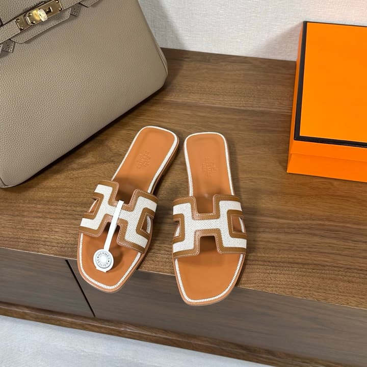 Hermès Oasis H Flat Sandals in Taupe Strap