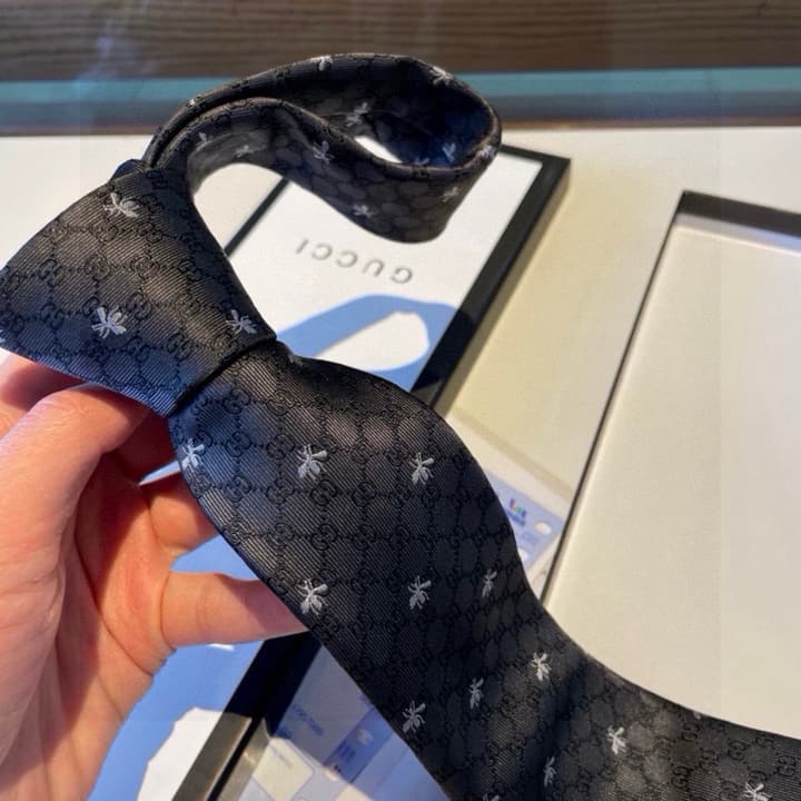 Gucci GG Bee Print Silk Jacquard Tie in Blue