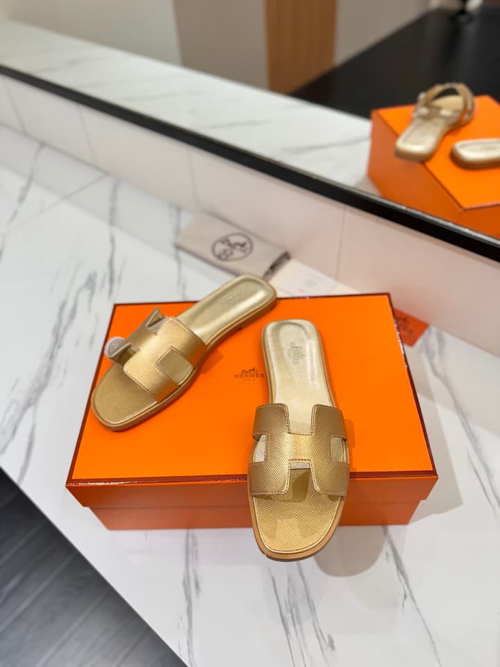 Hermès Classic H Palm Grain Leather Sandals in Black