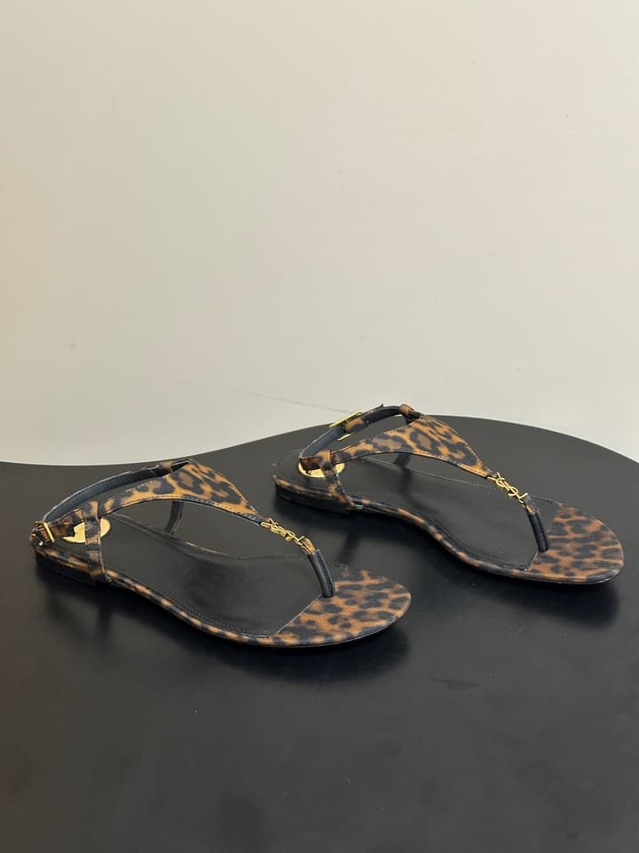 Saint Laurent Classic YSL Logo Flat Sandals – Spring/Summer Collection – 26S in Black