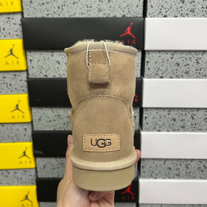 UGG Thick-Soled Low-Cut Fur-Lined Snow Boots in All Black Mini