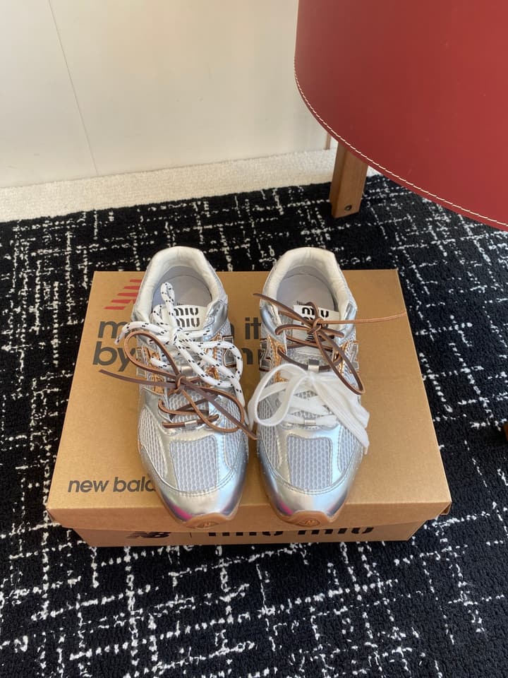 Miu Miu x New Balance 530 Sneakers – 25SS in Light Silver With Mixed Laces