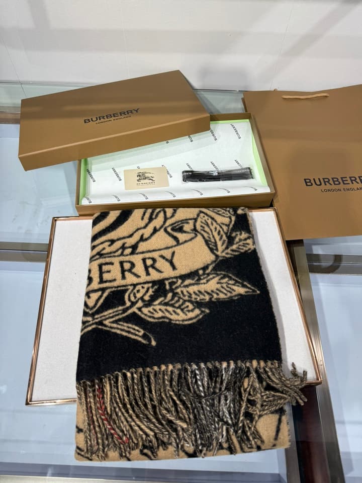 Burberry Equestrian Knight Reversible Jacquard Shawl – 25 Collection
