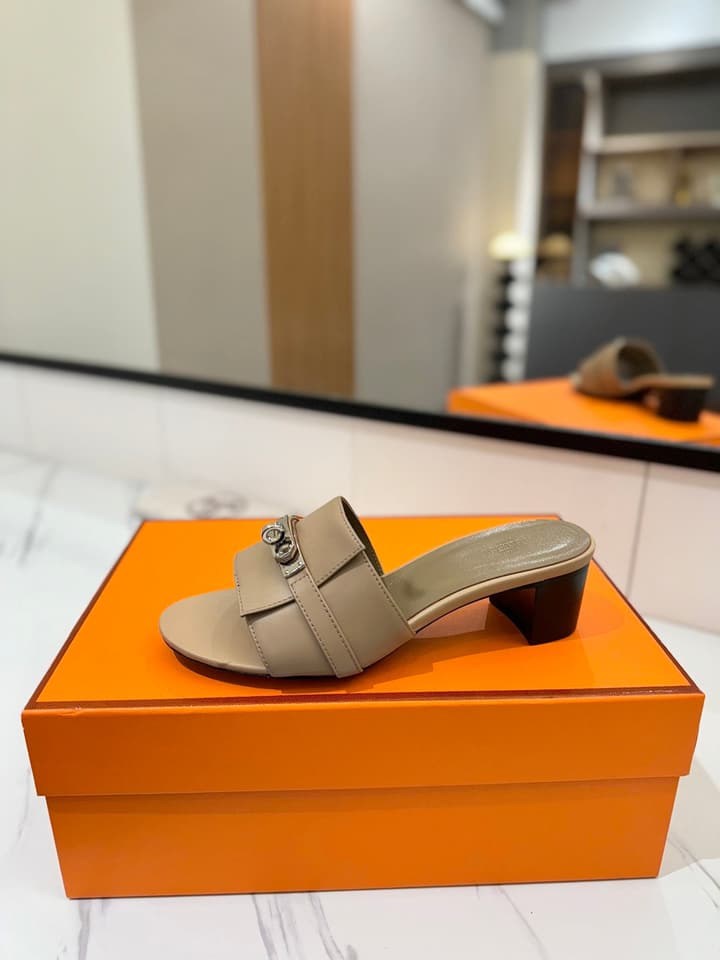 Hermès Classic Smooth Cowhide Heeled Sandals in Beige