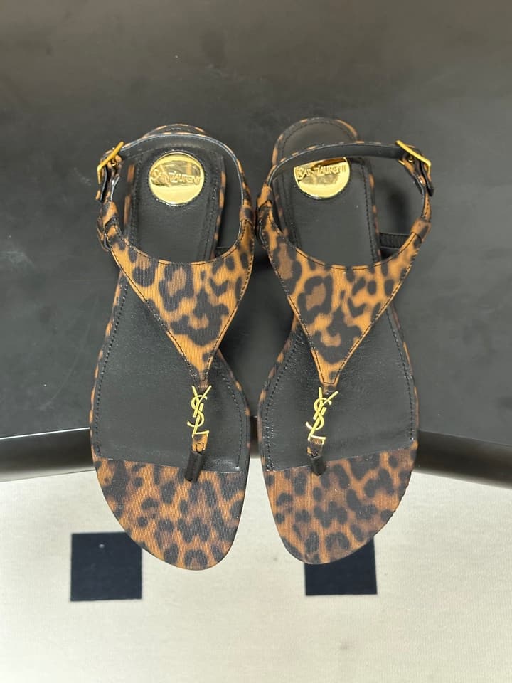 Saint Laurent Classic YSL Logo Flat Sandals – Spring/Summer Collection – 26S in Black