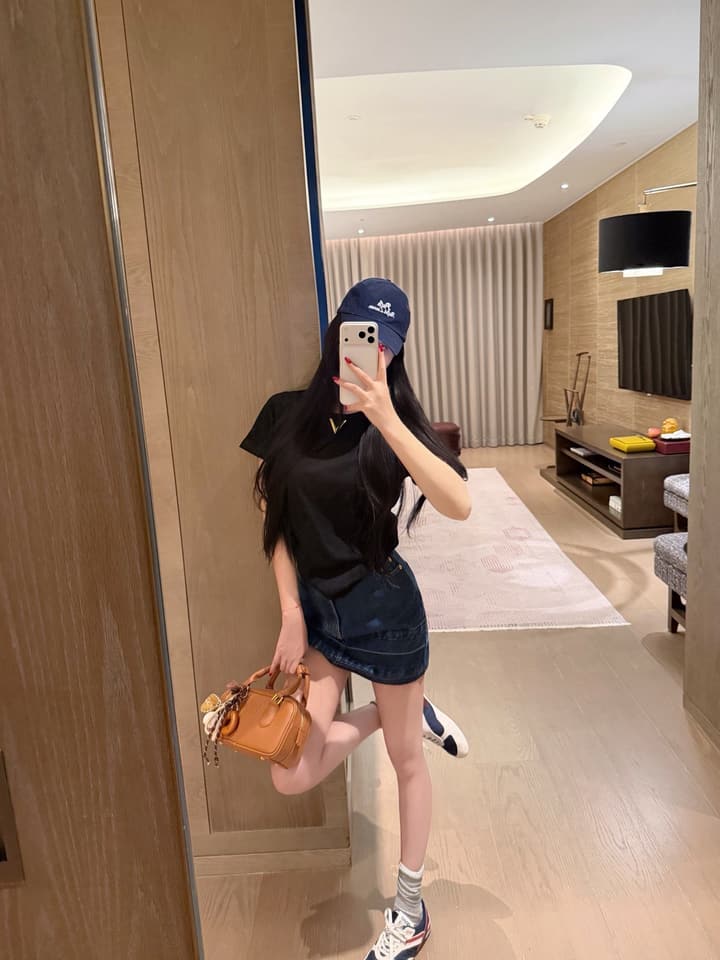 Valentino Hand-Stitched V-Logo Crewneck T-Shirt in Black
