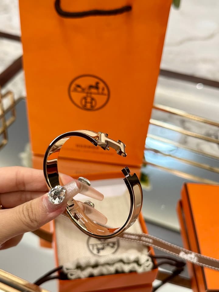 Hermès H-Letter Oval Enamel Bracelet in Gold H Logo Creamy Beige Band
