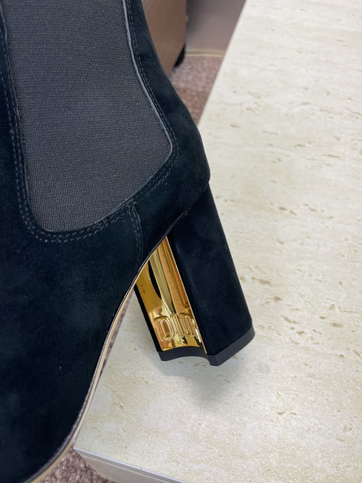 Dior D-Art Chunky Heel Chelsea Ankle Boots – 2025FW in Black Suede