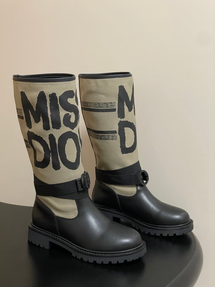 Dior D-Major Graffiti Mid-Tube Combat Boots – Autumn/Winter Collection in Black With White Graffiti
