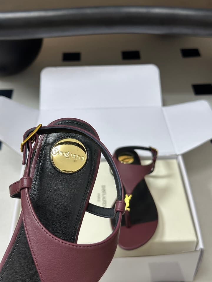 Saint Laurent Classic YSL Logo Flat Sandals – Spring/Summer Collection – 26S in Black