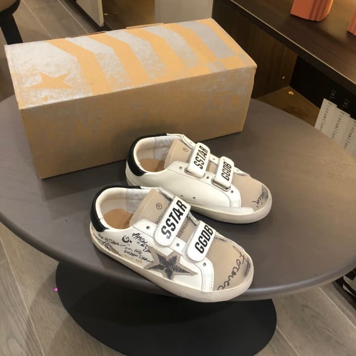 Golden Goose Kids Distressed Sneakers – Kids Collection in White With Black Heel And Grey Star