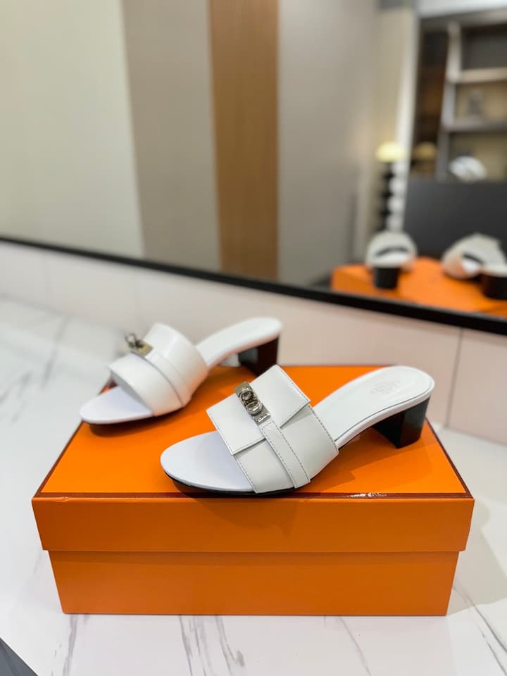 Hermès Classic Smooth Cowhide Heeled Sandals in Beige