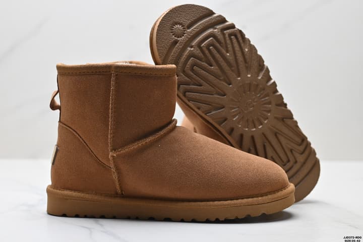 UGG Classic Ultra Mini Platform Snow Boots in Chestnut