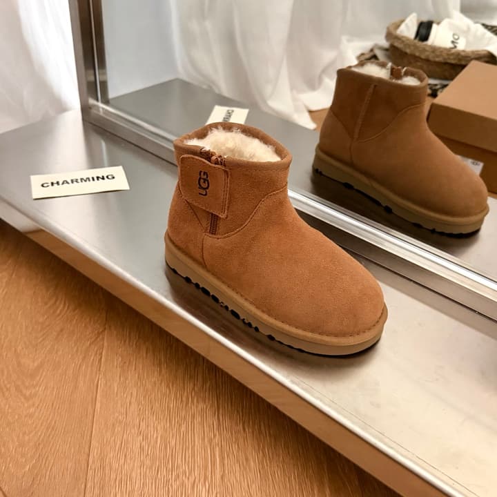 UGG Kids Small Ear Chelsea Boots – Kids Collection in Classic Tan Suede
