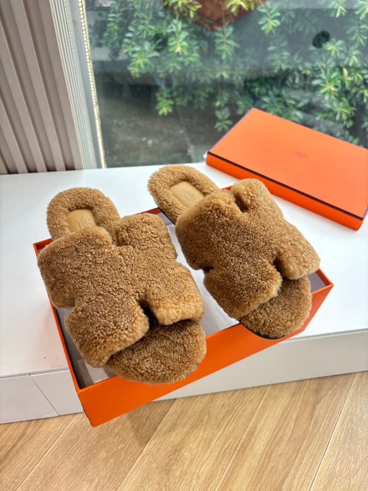 Hermès H-Shaped Fur Slippers – 2025 Collection in Assorted Fur Slippers Group