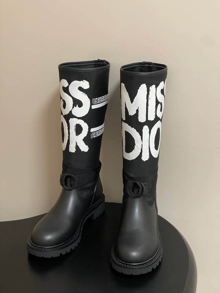 Dior D-Major Graffiti Mid-Tube Combat Boots – Autumn/Winter Collection in Black With White Graffiti