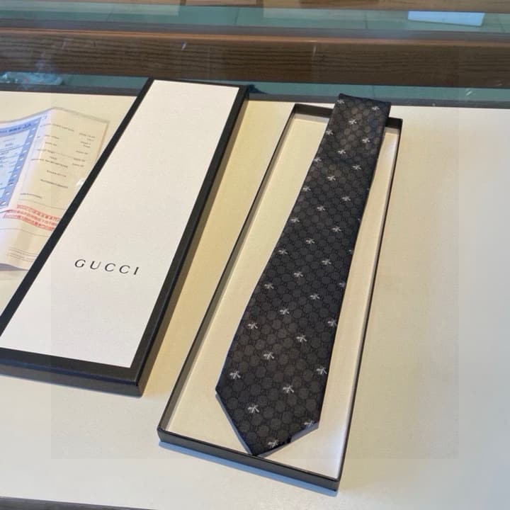 Gucci GG Bee Print Silk Jacquard Tie in Blue
