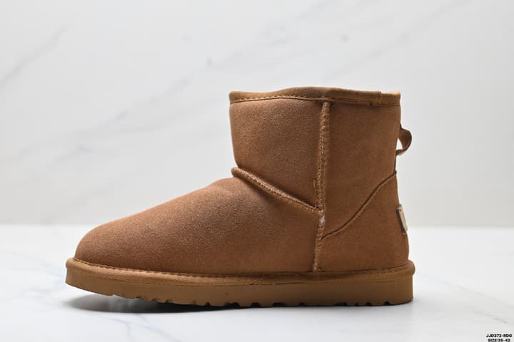 UGG Classic Ultra Mini Platform Snow Boots in Chestnut