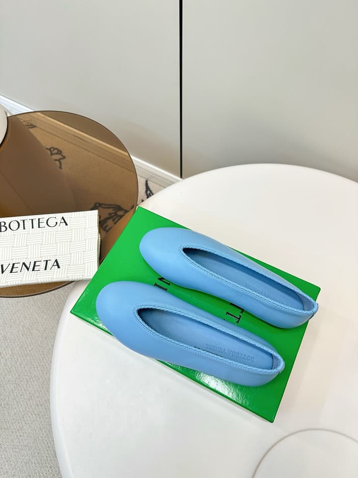 Bottega Veneta Woven Flats – 2025 Collection in Black