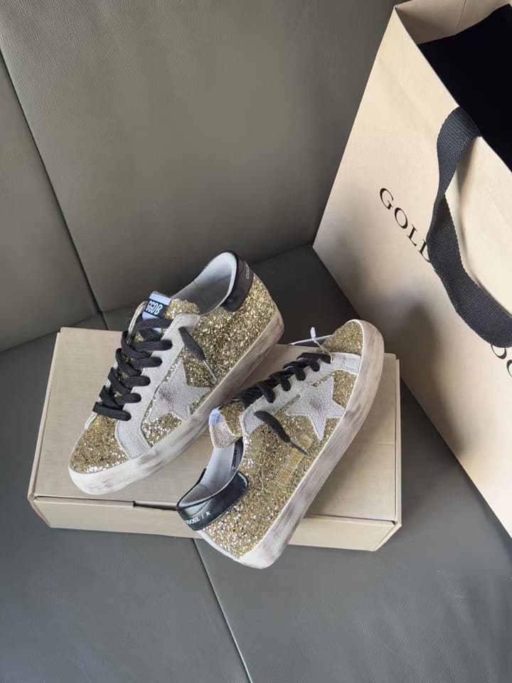 Golden Goose Superstar Distressed Sneakers – 2025 New Collection in Gold Grid, Black Heel, Grey Star