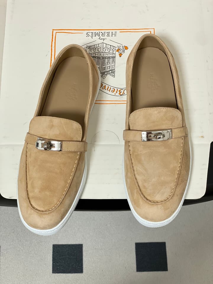 Hermès Mind Suede Kelly Buckle Loafers – 26S Spring/Summer Collection in Beige Suede