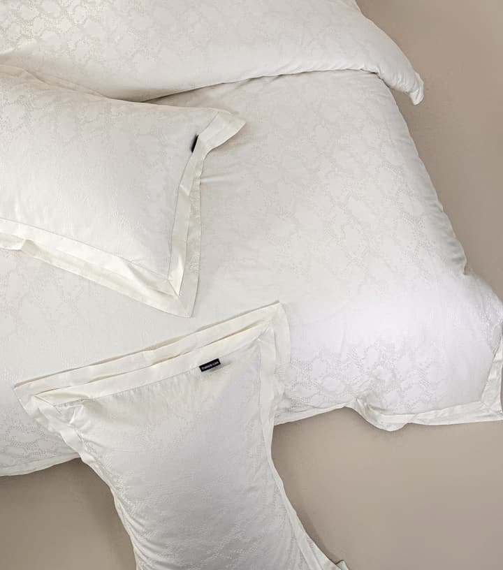 Armani Casa 3D Python Jacquard Four-Piece Bedding Set – SS25 in Python Pattern Off-white Bedding Set