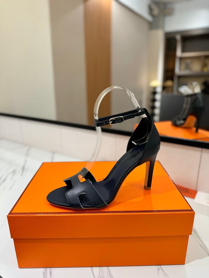 Hermès Classic Smooth Cowhide Pumps – 9cm in Caramel Brown