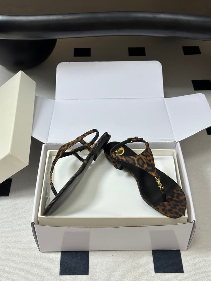 Saint Laurent Classic YSL Logo Flat Sandals – Spring/Summer Collection – 26S in Black