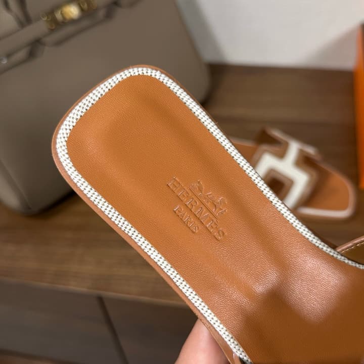Hermès Oasis H Flat Sandals in Taupe Strap