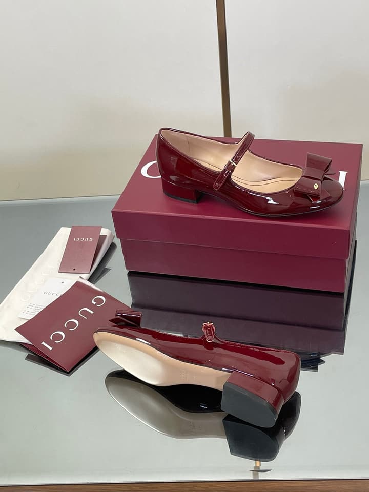 Gucci Bow Detail Mary Jane Ballerina Flats – 2025 Early Autumn Collection in Deep Red Patent Leather