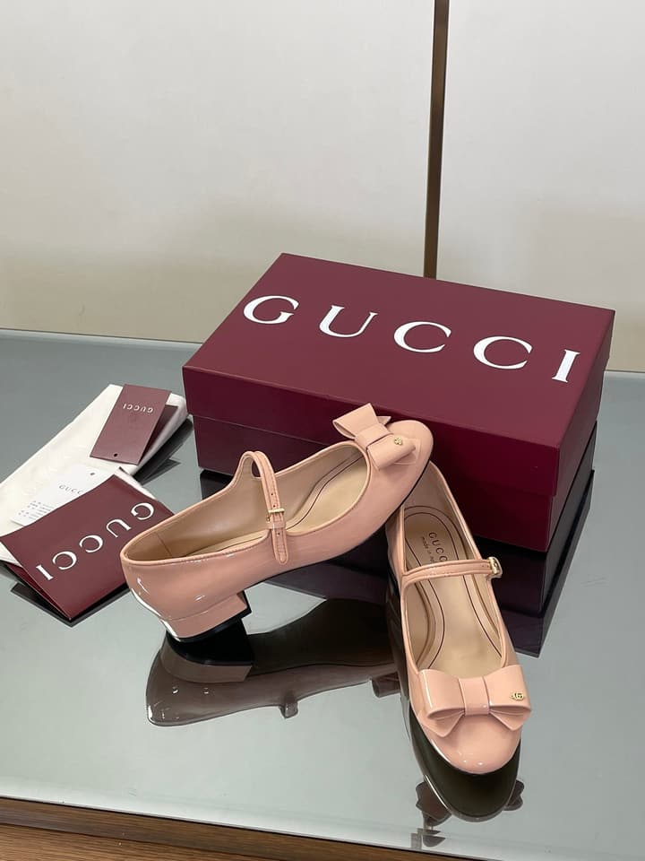 Gucci Bow Detail Mary Jane Ballerina Flats – 2025 Early Autumn Collection in Deep Red Patent Leather