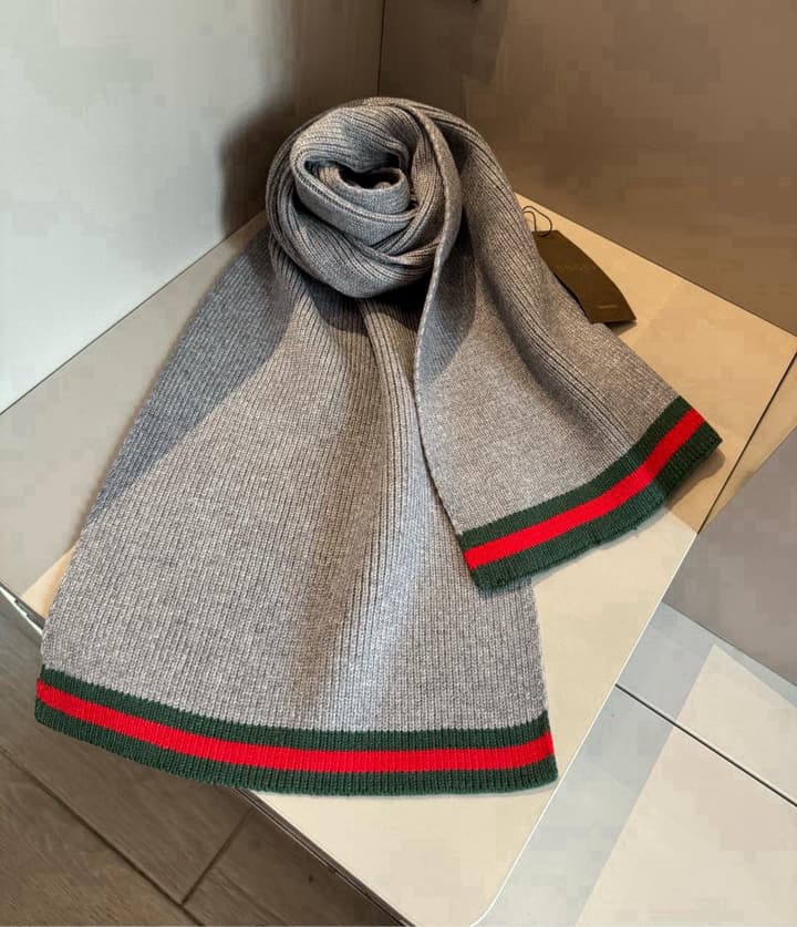 Gucci Classic Knitted Wool Scarf Hat Set – Men's