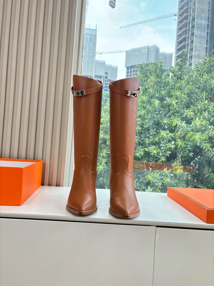 Hermès Classic Knee-High Boots – 2025 Autumn/Winter Collection in Two-tone Tan And Cream