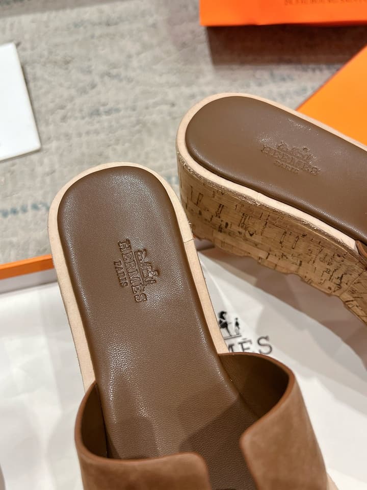 Hermès Wedge Sandals – 2024 Spring/Summer Collection in Bright Red Suede