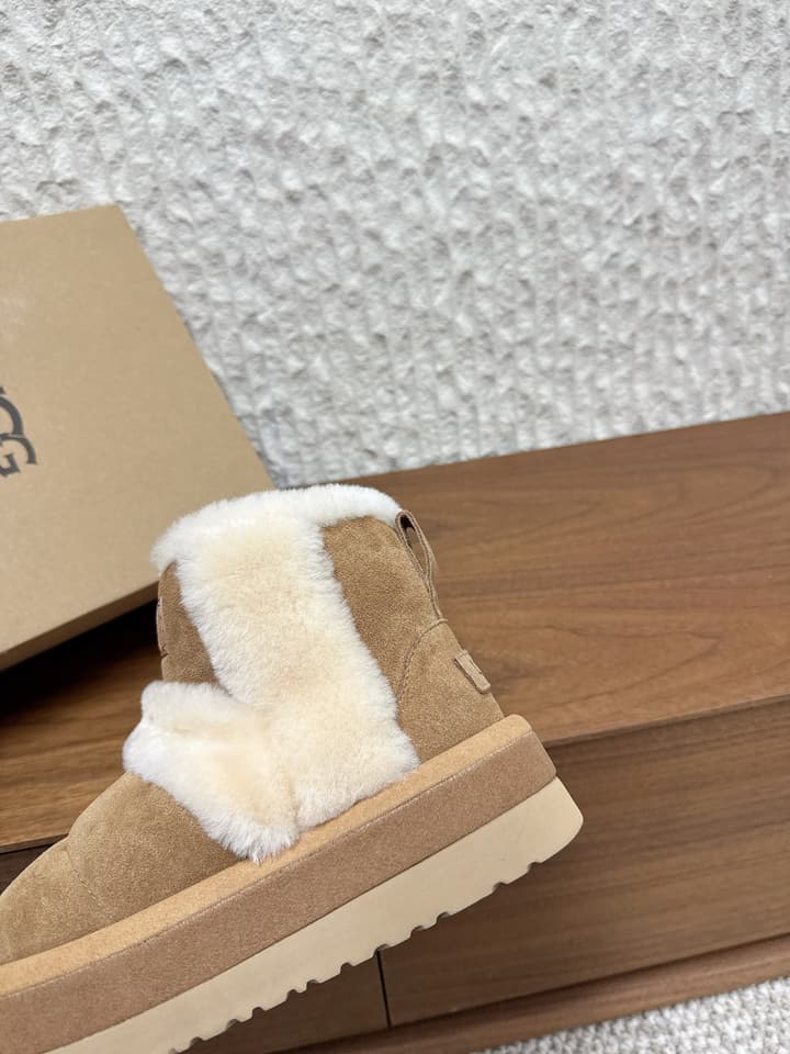 UGG Closed-Toe Fur-Lined Slippers – Autumn/Winter Collection in Black