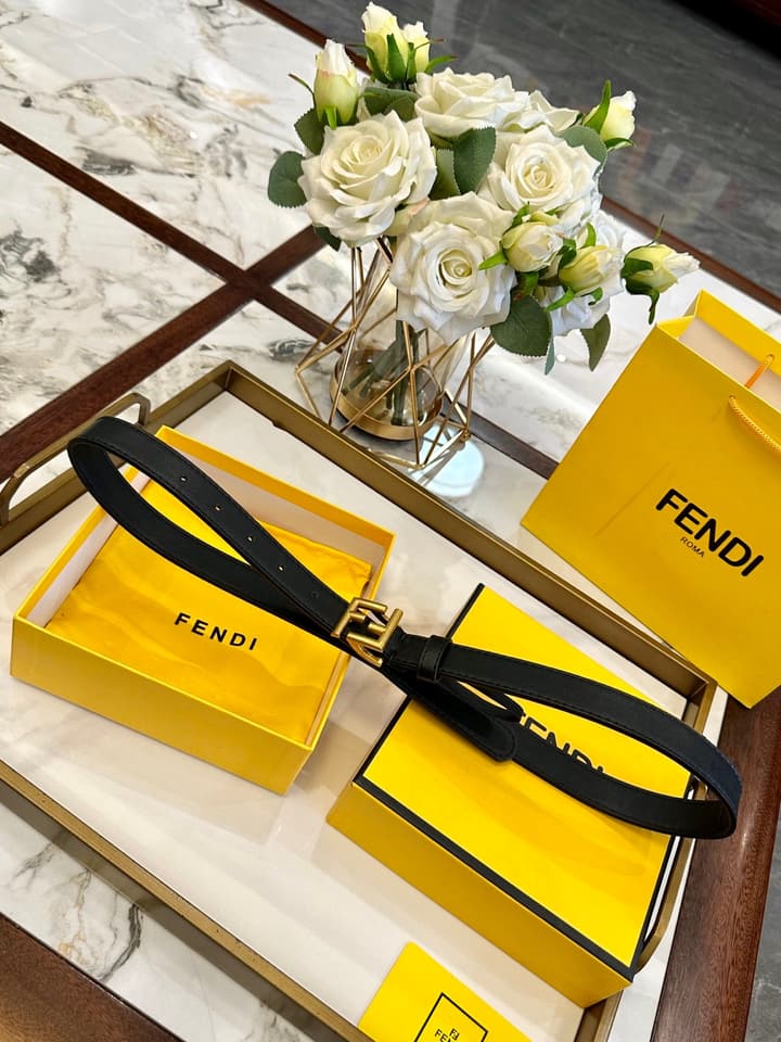 Fendi Classic Leather Belt – 2.5cm in Black Leather With Antique Gold Buckle