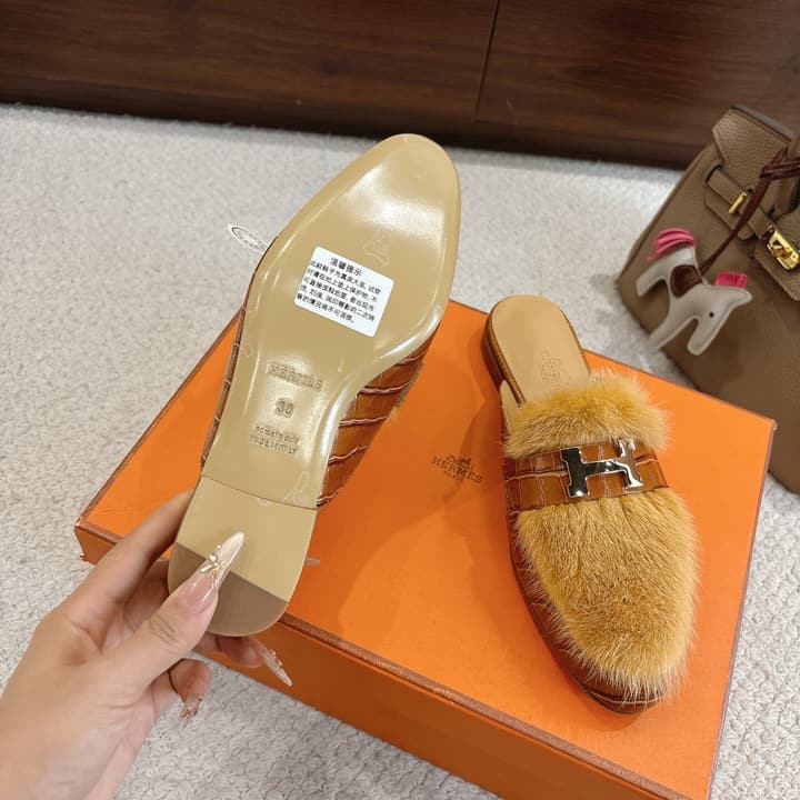 Hermès Mink Suede Loafers & Mules – Autumn/Winter Collection in Black Fur With Gold H