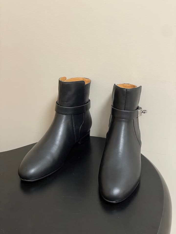 Hermès Neo Kelly Buckle Ankle Boots – 25FW in Black Leather