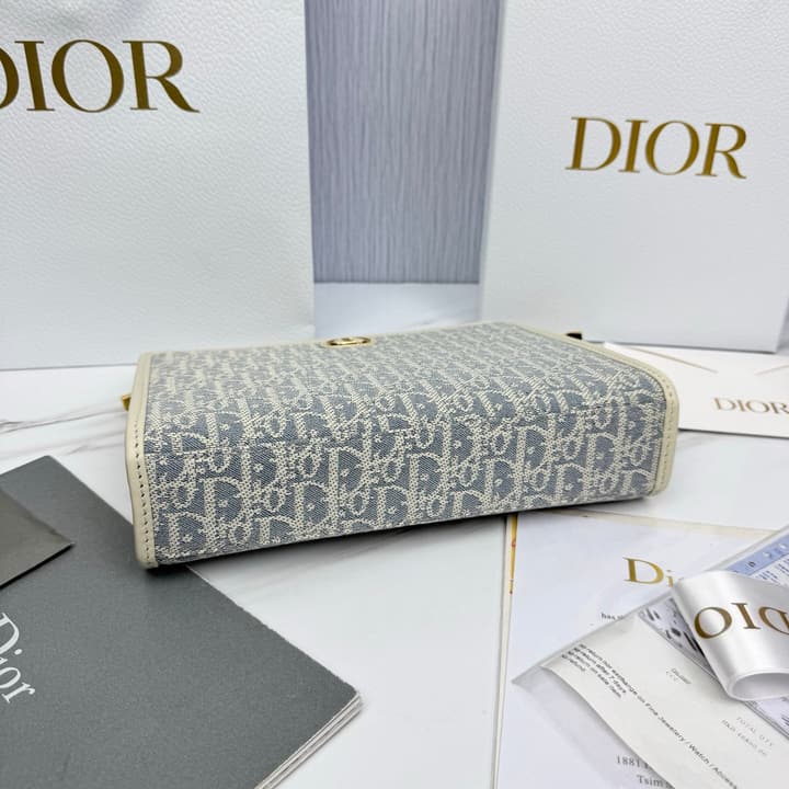 Dior 30 Montaigne Oblique Jacquard Clutch Bag in Beige Oblique