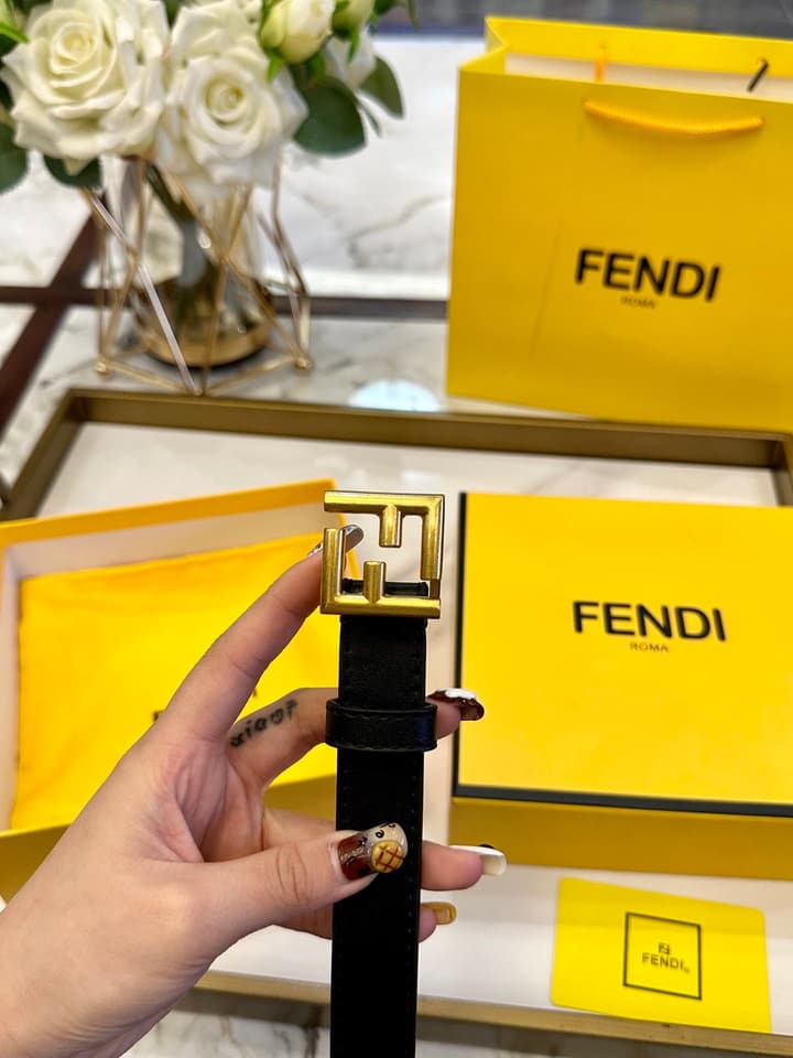 Fendi Classic Leather Belt – 2.5cm in Black Leather With Antique Gold Buckle